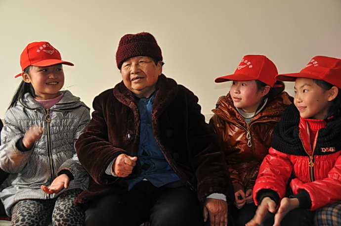 北川羌族自治县特殊孩子小天使志愿者来福利院陪伴老人